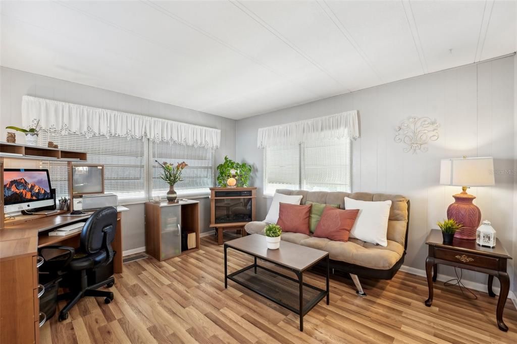 For Sale: $69,800 (1 beds, 1 baths, 492 Square Feet)