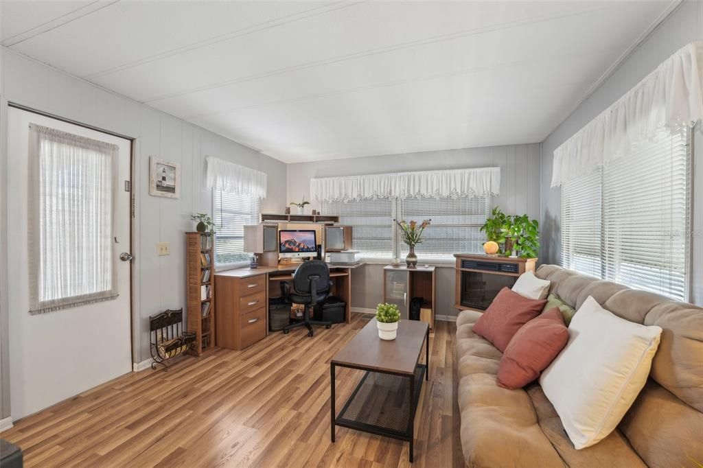 For Sale: $69,800 (1 beds, 1 baths, 492 Square Feet)