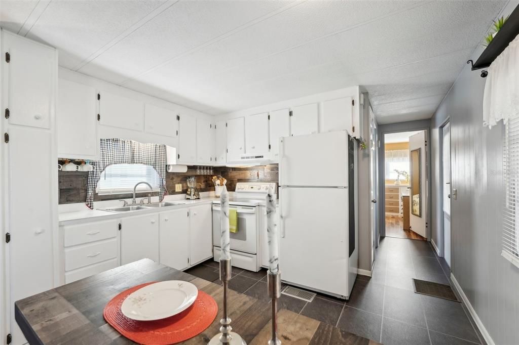 For Sale: $69,800 (1 beds, 1 baths, 492 Square Feet)