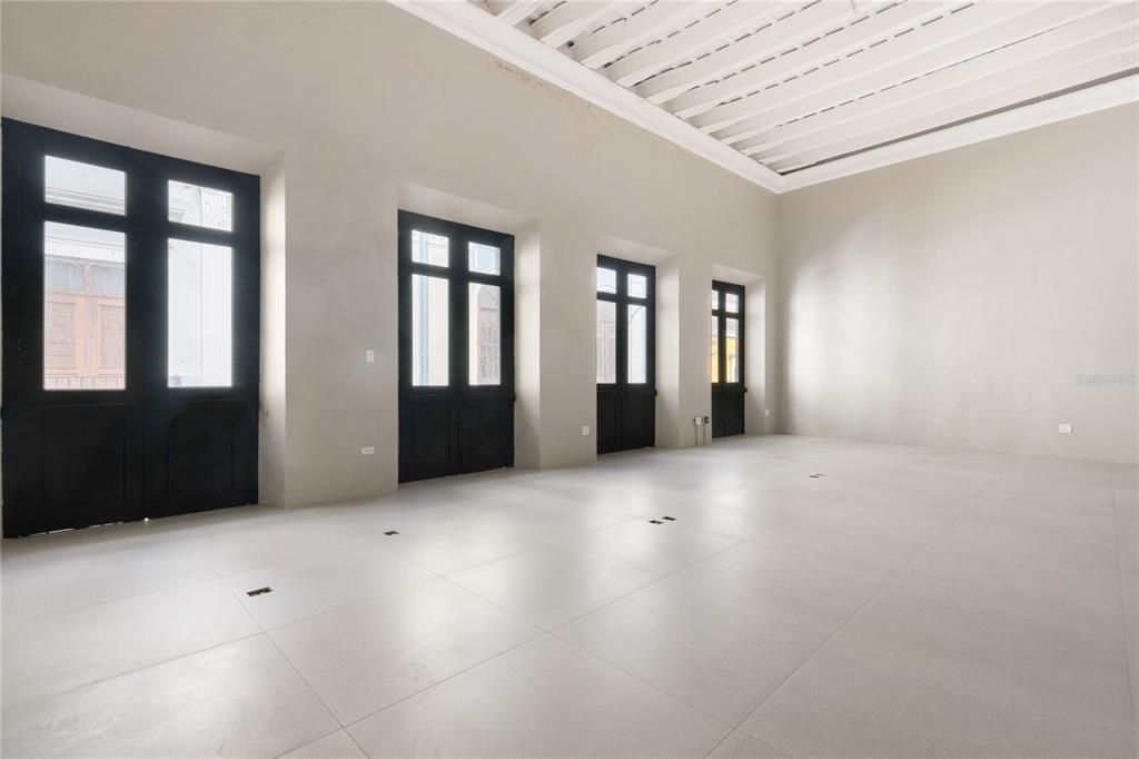 На продажу: $4,495,000 (6 спален, 2 ванн, 8379 Квадратных фут)