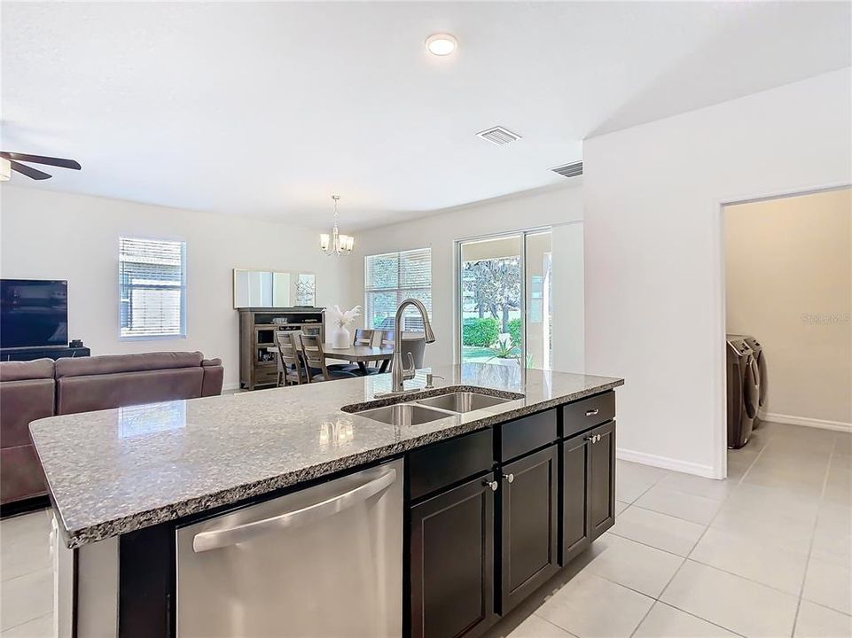 合同活跃: $319,000 (3 贝兹, 2 浴室, 1812 平方英尺)