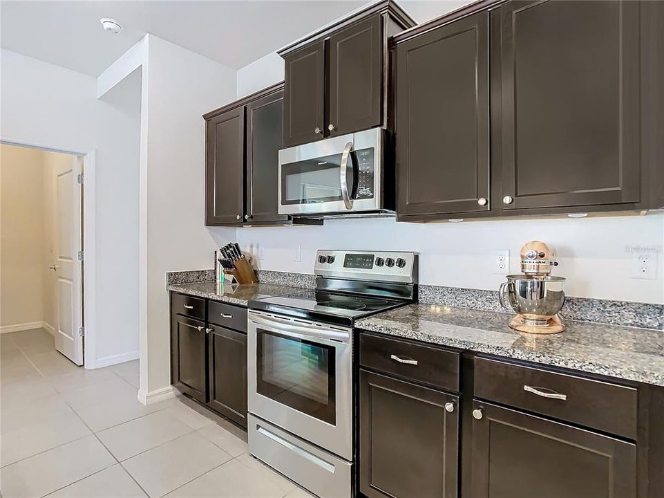 合同活跃: $319,000 (3 贝兹, 2 浴室, 1812 平方英尺)