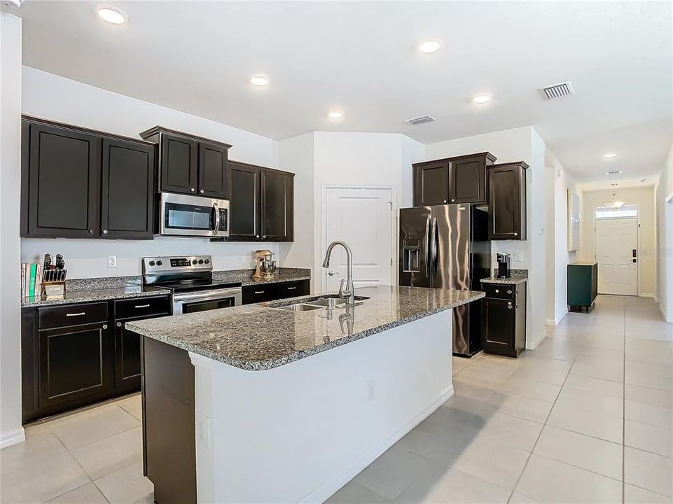 合同活跃: $319,000 (3 贝兹, 2 浴室, 1812 平方英尺)