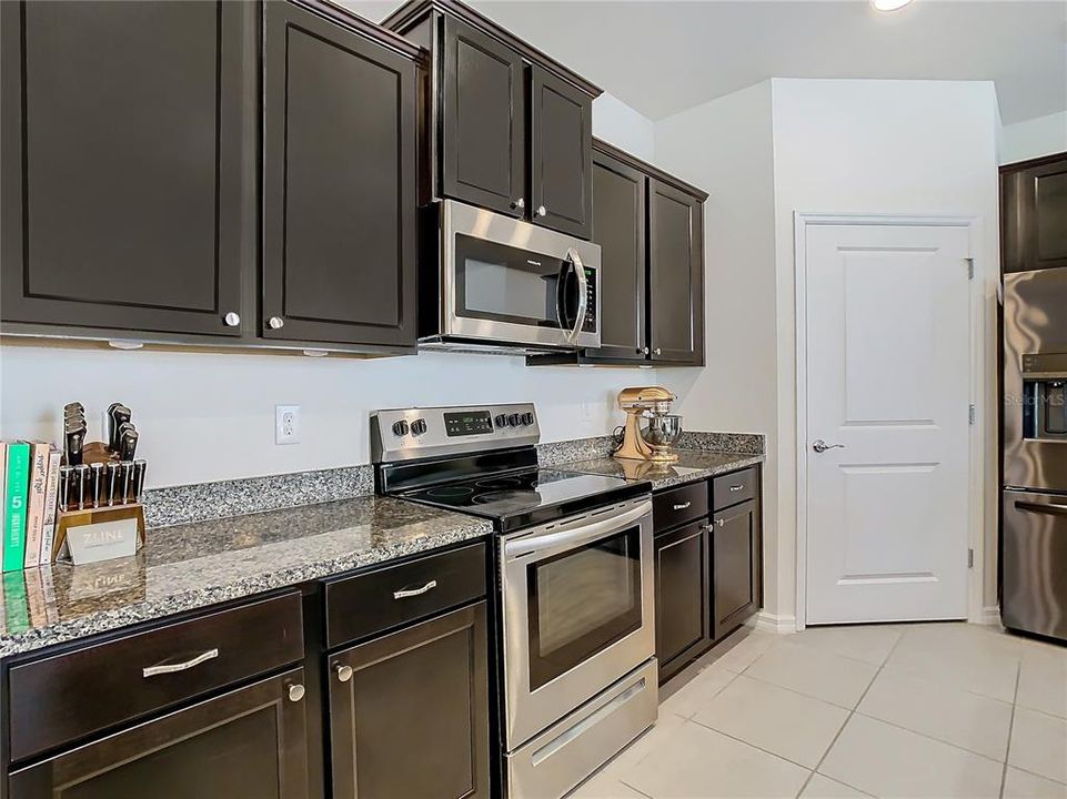 合同活跃: $319,000 (3 贝兹, 2 浴室, 1812 平方英尺)