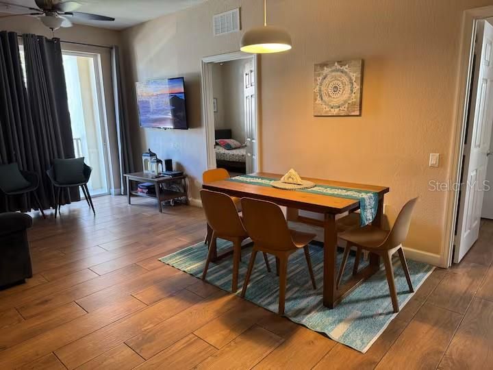 合同活跃: $450,000 (3 贝兹, 2 浴室, 1247 平方英尺)