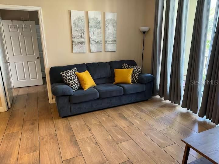 合同活跃: $450,000 (3 贝兹, 2 浴室, 1247 平方英尺)