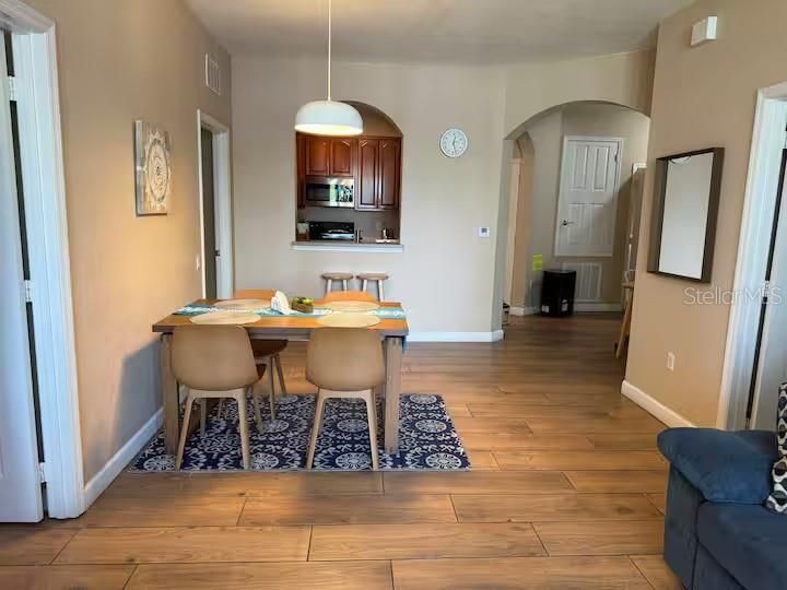 合同活跃: $450,000 (3 贝兹, 2 浴室, 1247 平方英尺)