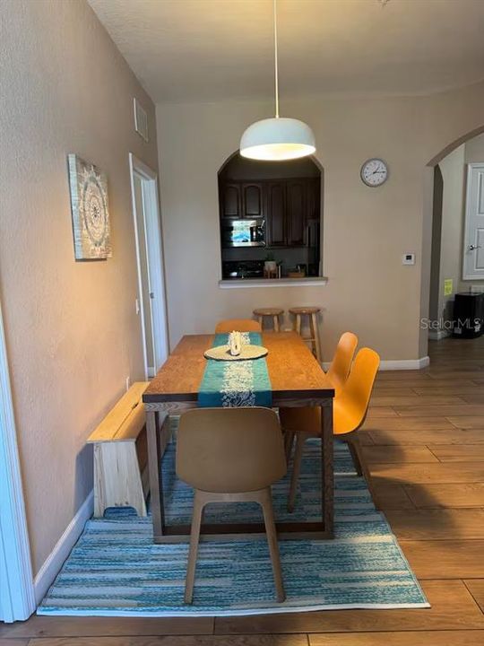 合同活跃: $450,000 (3 贝兹, 2 浴室, 1247 平方英尺)