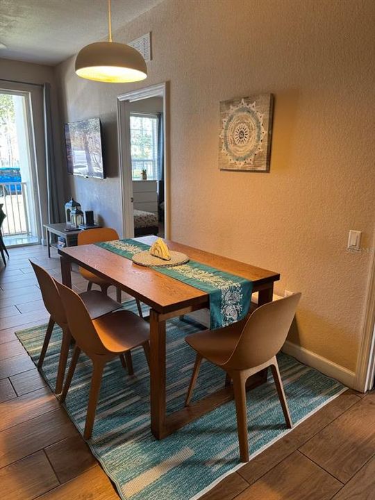 合同活跃: $450,000 (3 贝兹, 2 浴室, 1247 平方英尺)