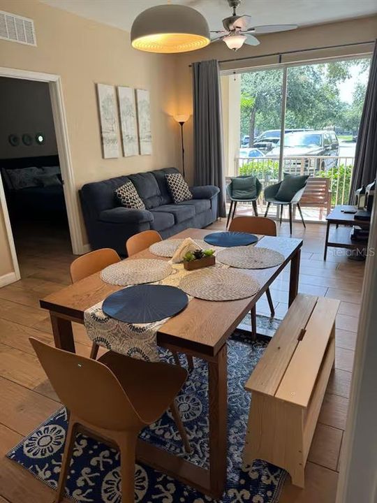 合同活跃: $450,000 (3 贝兹, 2 浴室, 1247 平方英尺)