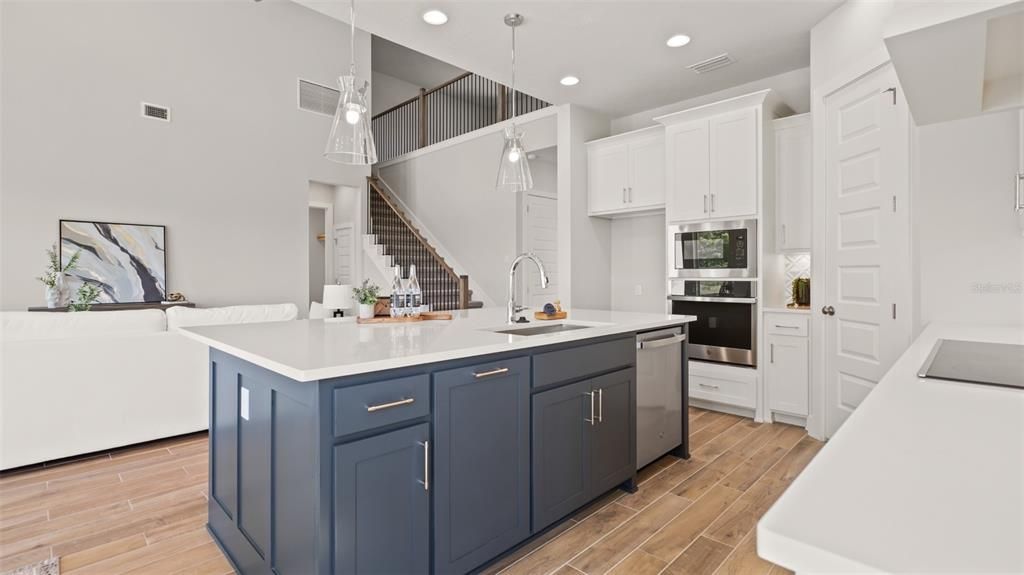 Под контрактом: $549,900 (4 спален, 3 ванн, 2713 Квадратных фут)