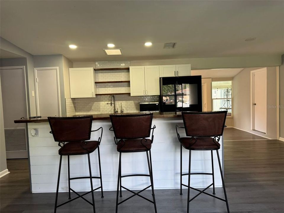 Под контрактом: $330,000 (3 спален, 1 ванн, 1332 Квадратных фут)