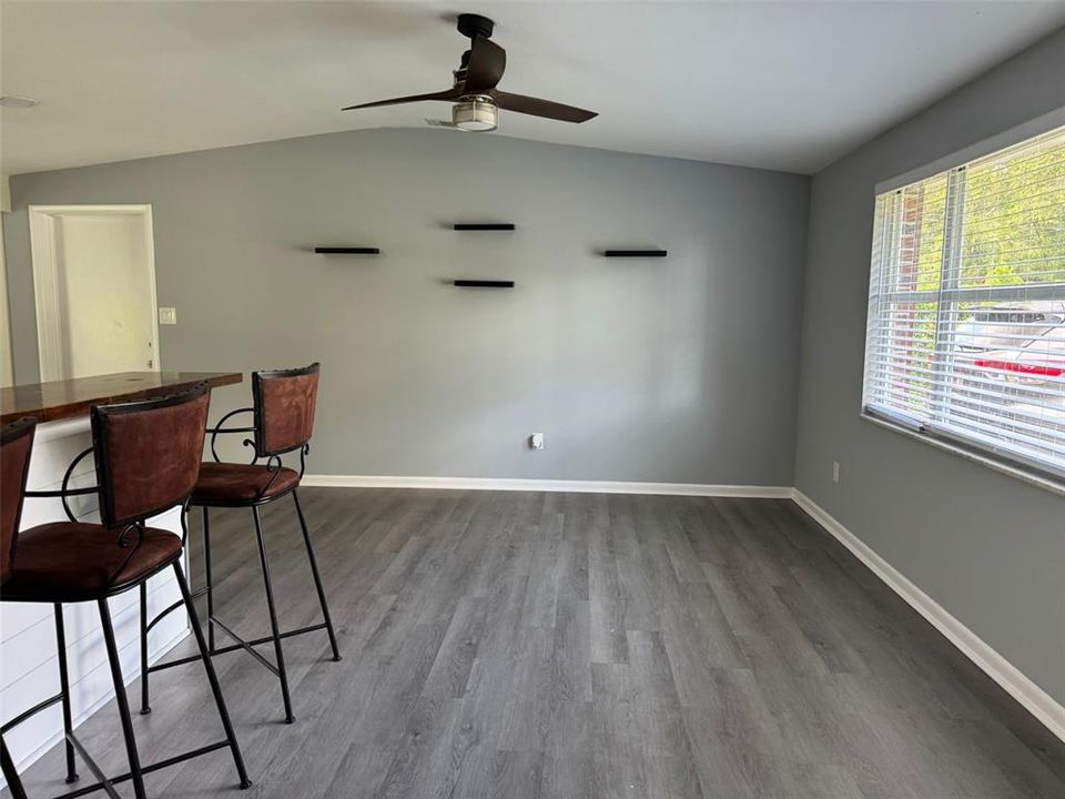 Под контрактом: $330,000 (3 спален, 1 ванн, 1332 Квадратных фут)