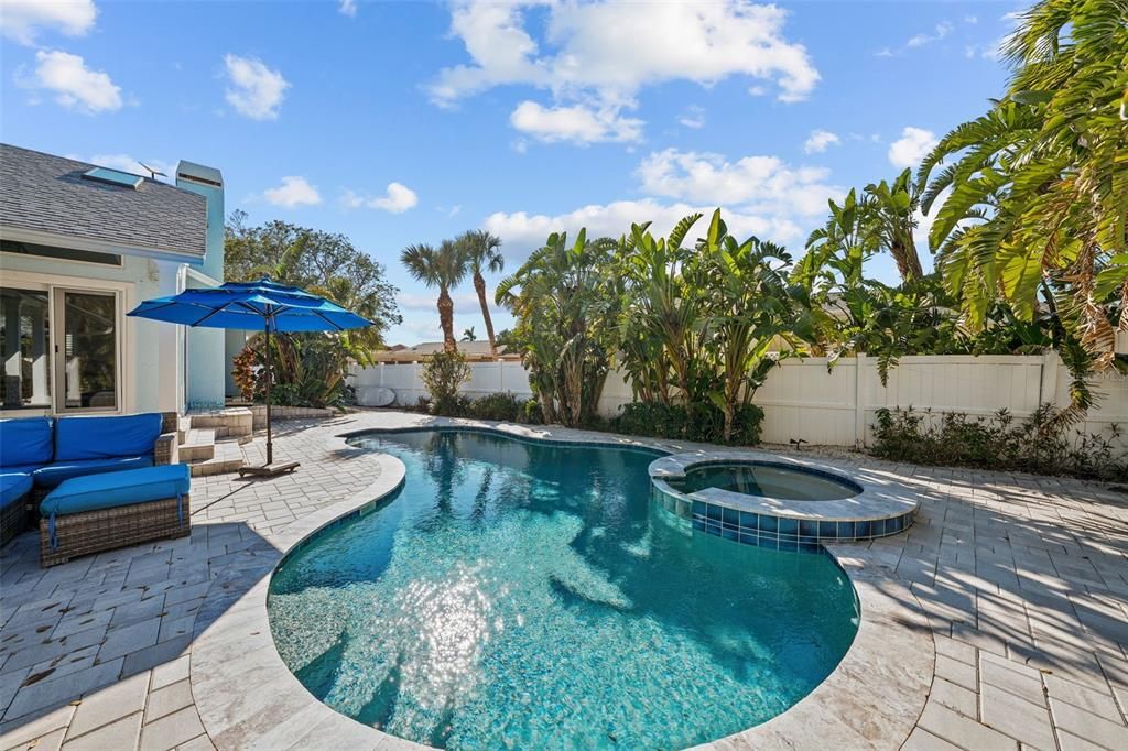 合同活跃: $1,200,000 (4 贝兹, 2 浴室, 2323 平方英尺)