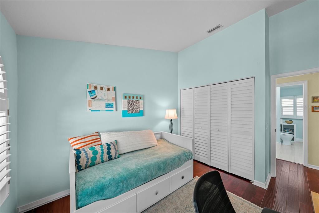 合同活跃: $1,200,000 (4 贝兹, 2 浴室, 2323 平方英尺)