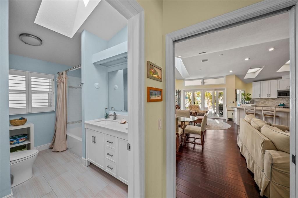 合同活跃: $1,200,000 (4 贝兹, 2 浴室, 2323 平方英尺)