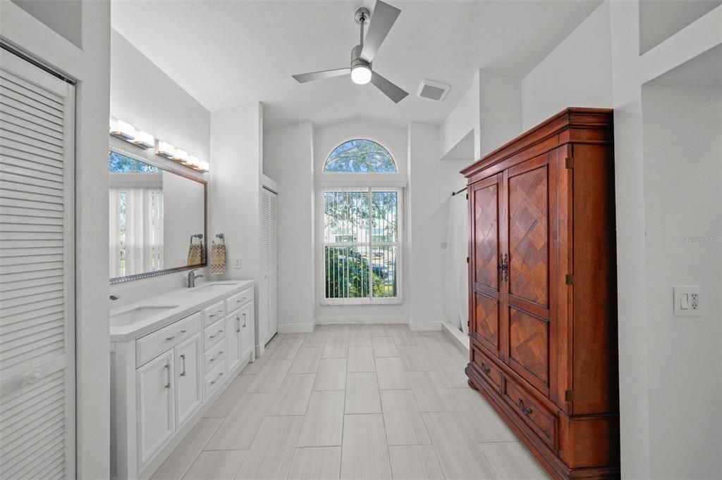 合同活跃: $1,200,000 (4 贝兹, 2 浴室, 2323 平方英尺)