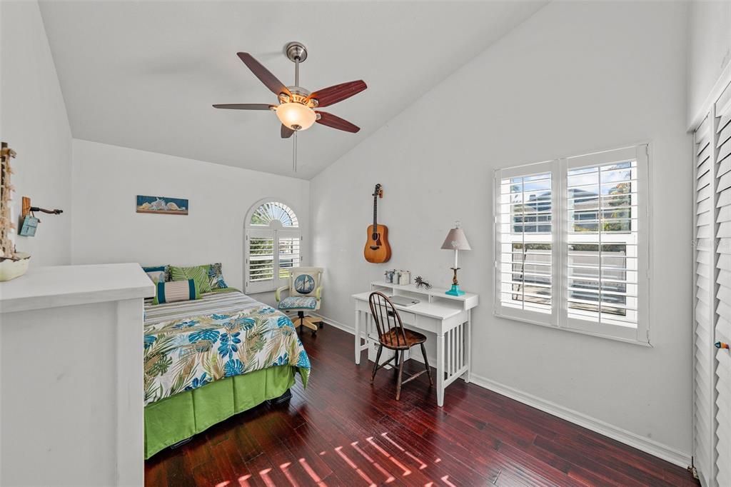 合同活跃: $1,200,000 (4 贝兹, 2 浴室, 2323 平方英尺)