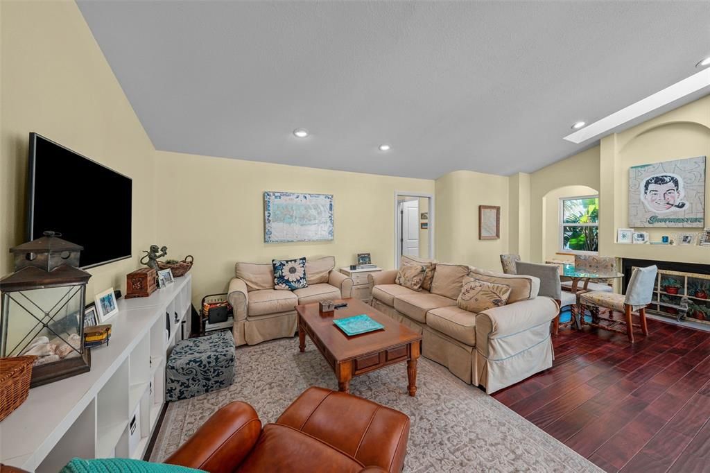 合同活跃: $1,200,000 (4 贝兹, 2 浴室, 2323 平方英尺)