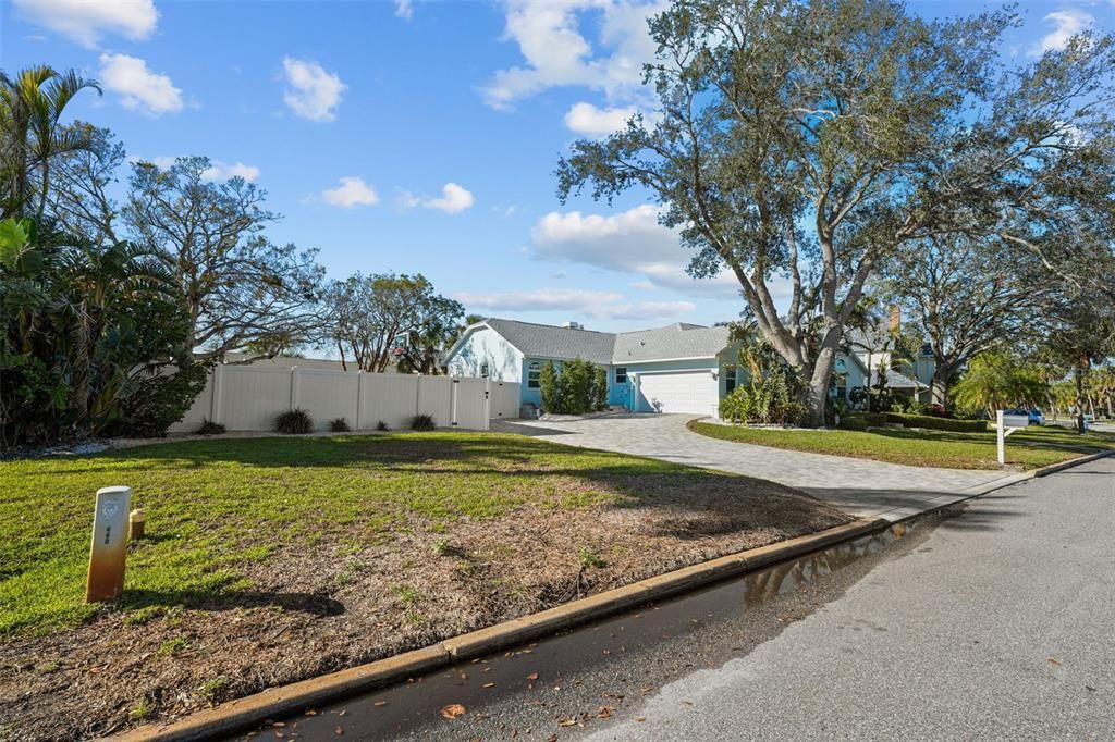 合同活跃: $1,200,000 (4 贝兹, 2 浴室, 2323 平方英尺)