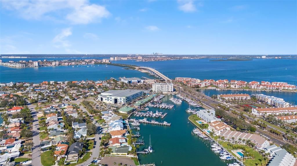 合同活跃: $1,200,000 (4 贝兹, 2 浴室, 2323 平方英尺)