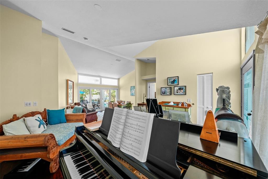 合同活跃: $1,200,000 (4 贝兹, 2 浴室, 2323 平方英尺)