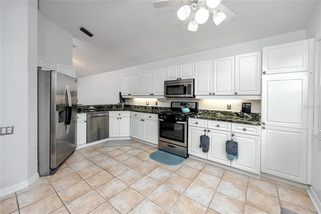 Activo con contrato: $700,000 (3 camas, 2 baños, 1650 Pies cuadrados)