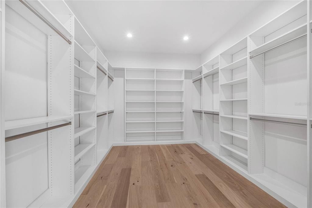 合同活跃: $1,600,000 (4 贝兹, 4 浴室, 4111 平方英尺)