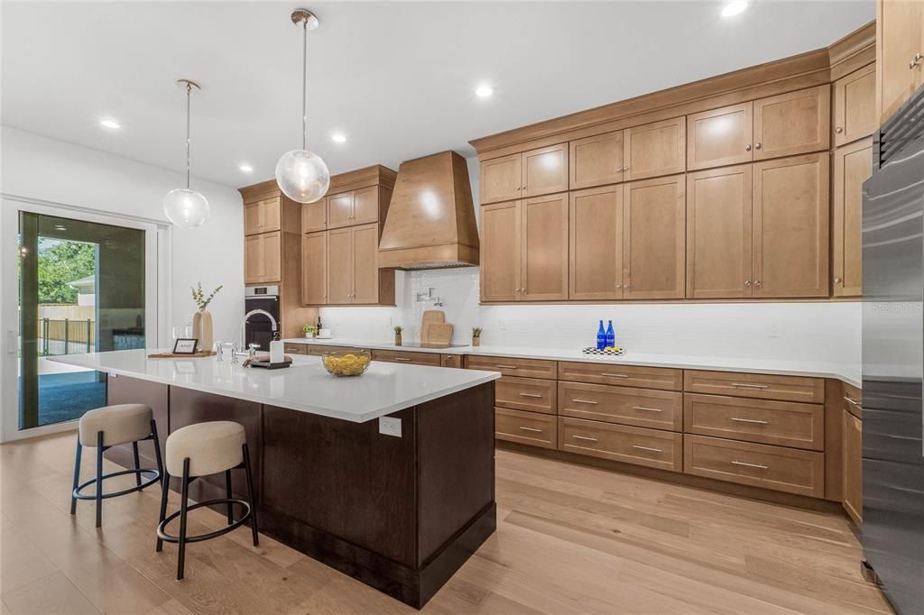 合同活跃: $1,600,000 (4 贝兹, 4 浴室, 4111 平方英尺)