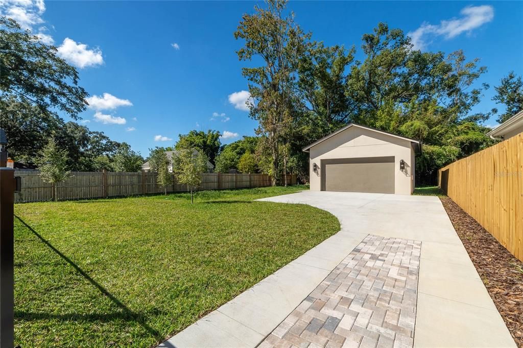 合同活跃: $1,600,000 (4 贝兹, 4 浴室, 4111 平方英尺)