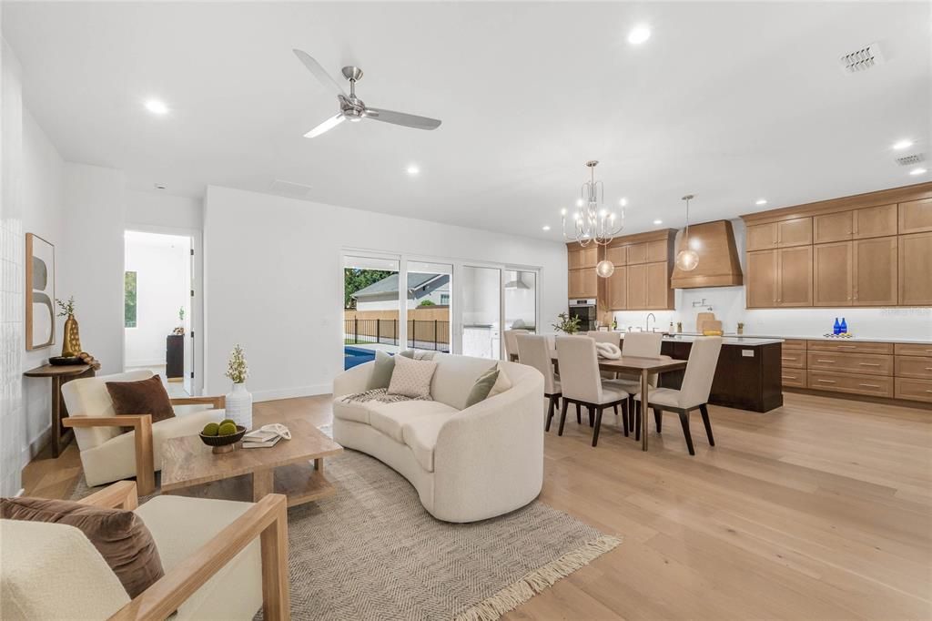 合同活跃: $1,600,000 (4 贝兹, 4 浴室, 4111 平方英尺)