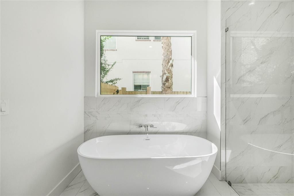 合同活跃: $1,600,000 (4 贝兹, 4 浴室, 4111 平方英尺)