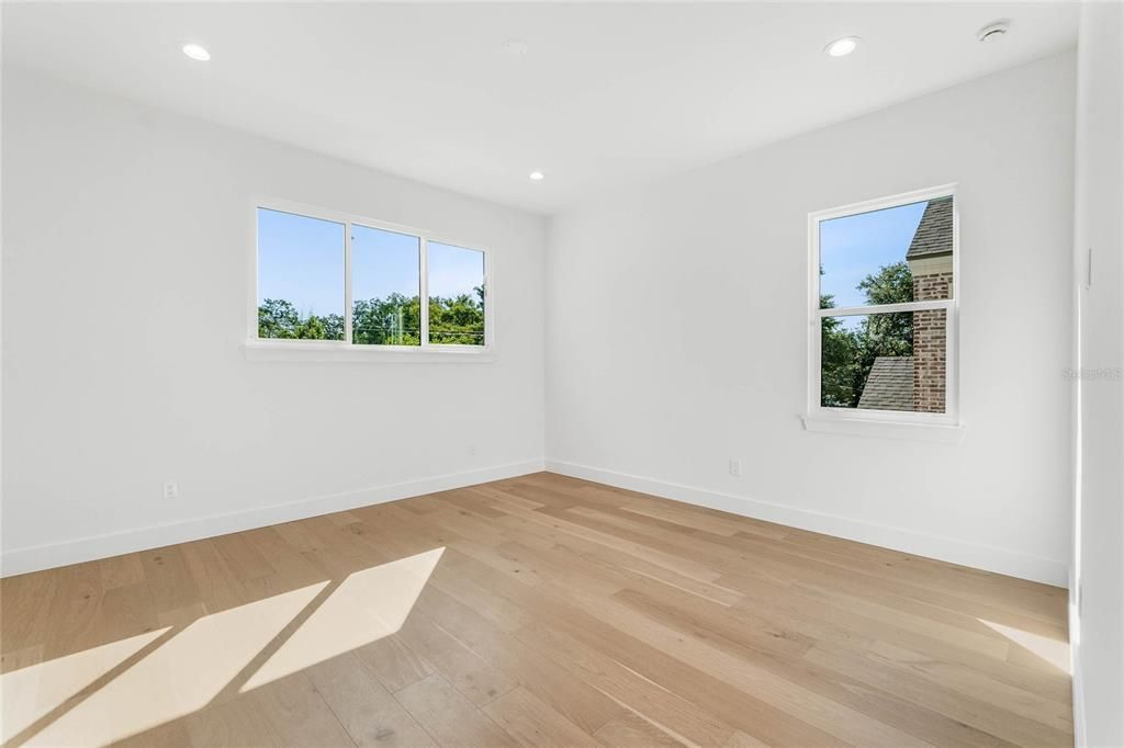 合同活跃: $1,600,000 (4 贝兹, 4 浴室, 4111 平方英尺)