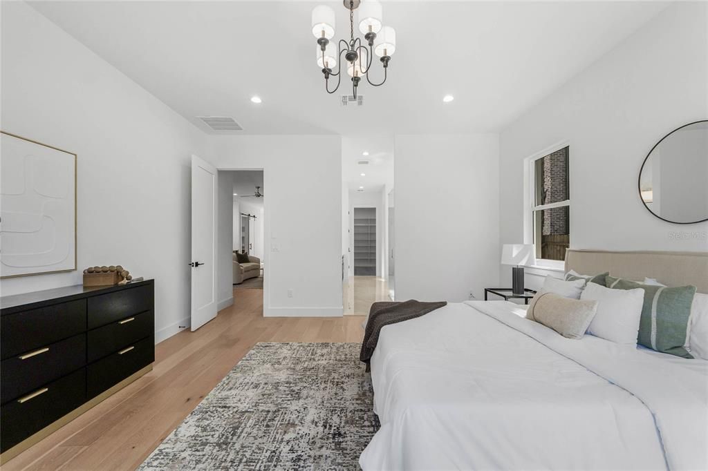 合同活跃: $1,600,000 (4 贝兹, 4 浴室, 4111 平方英尺)