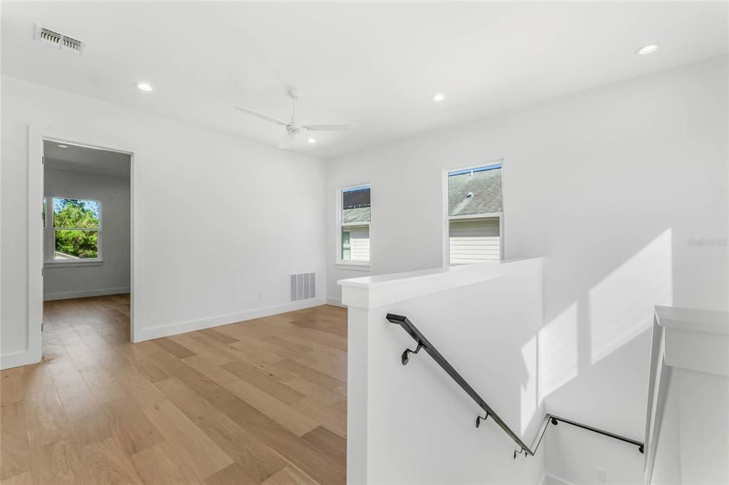 合同活跃: $1,600,000 (4 贝兹, 4 浴室, 4111 平方英尺)