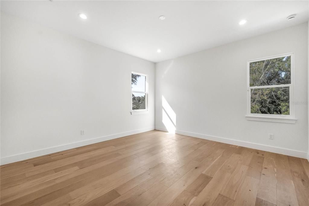 合同活跃: $1,600,000 (4 贝兹, 4 浴室, 4111 平方英尺)