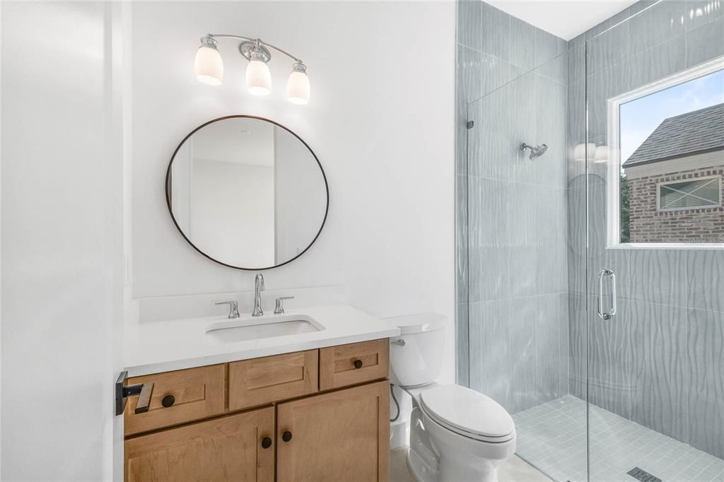 合同活跃: $1,600,000 (4 贝兹, 4 浴室, 4111 平方英尺)