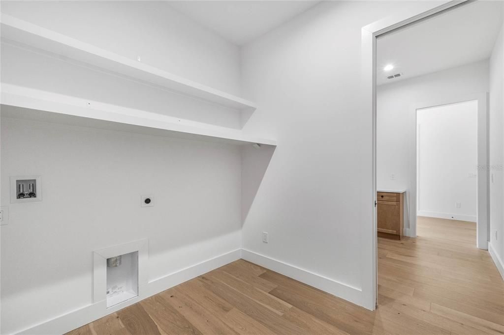 合同活跃: $1,600,000 (4 贝兹, 4 浴室, 4111 平方英尺)