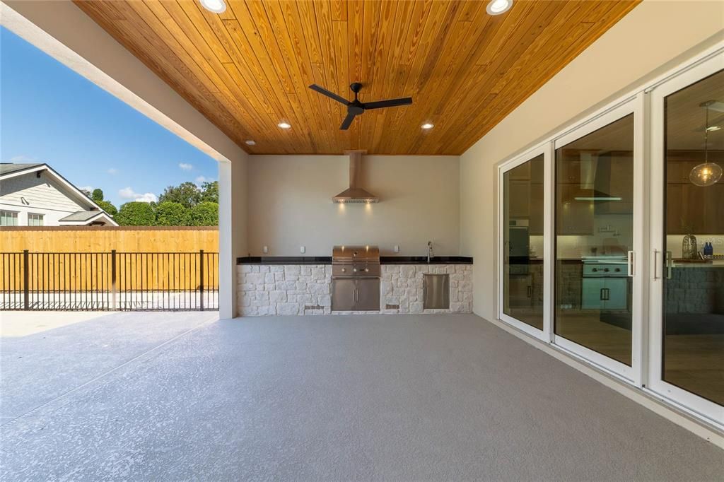 合同活跃: $1,600,000 (4 贝兹, 4 浴室, 4111 平方英尺)