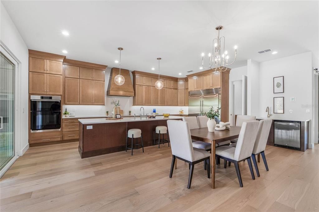 合同活跃: $1,600,000 (4 贝兹, 4 浴室, 4111 平方英尺)