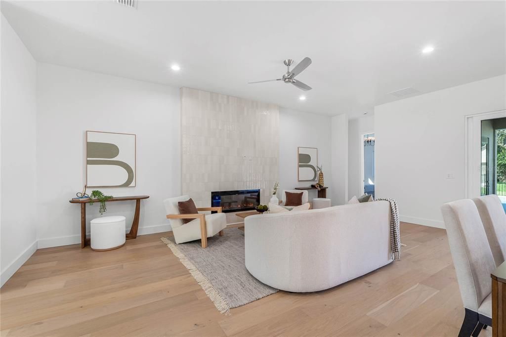 合同活跃: $1,600,000 (4 贝兹, 4 浴室, 4111 平方英尺)