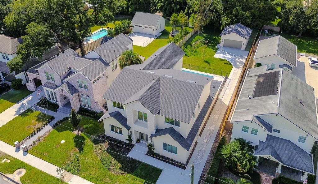 合同活跃: $1,600,000 (4 贝兹, 4 浴室, 4111 平方英尺)