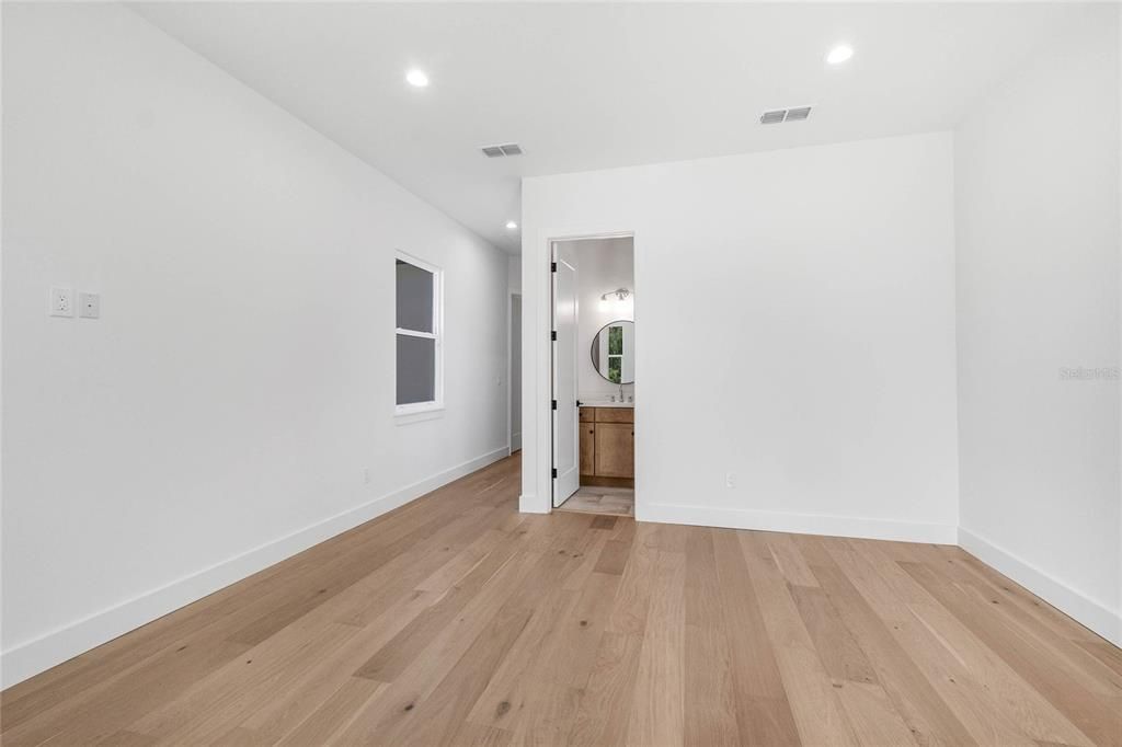 合同活跃: $1,600,000 (4 贝兹, 4 浴室, 4111 平方英尺)