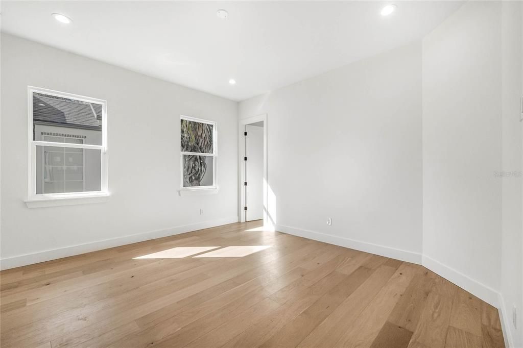 合同活跃: $1,600,000 (4 贝兹, 4 浴室, 4111 平方英尺)