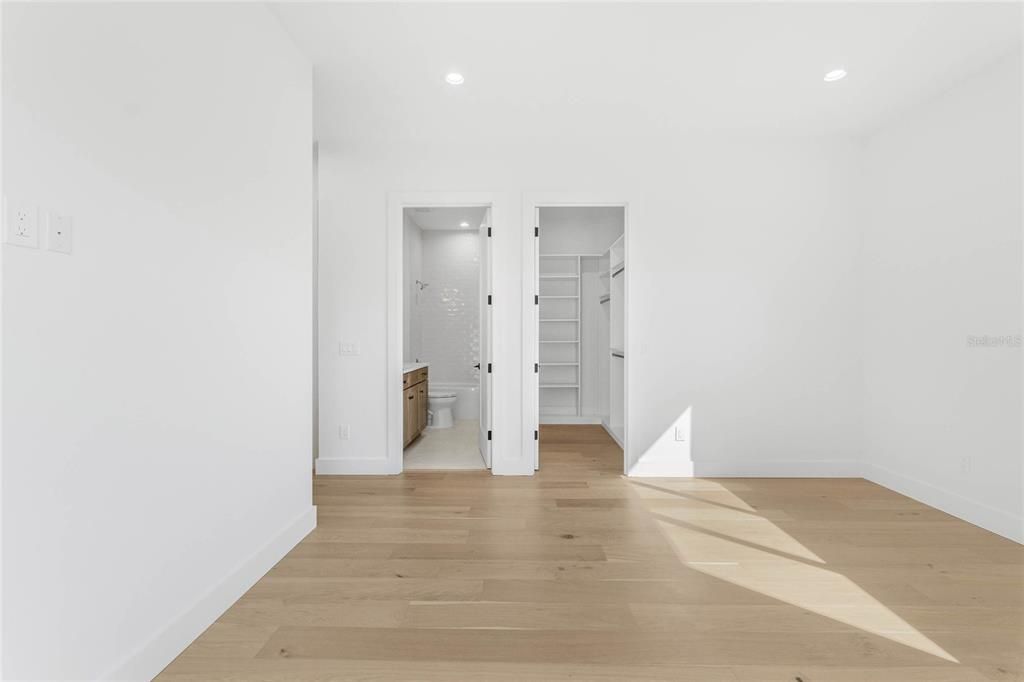 合同活跃: $1,600,000 (4 贝兹, 4 浴室, 4111 平方英尺)