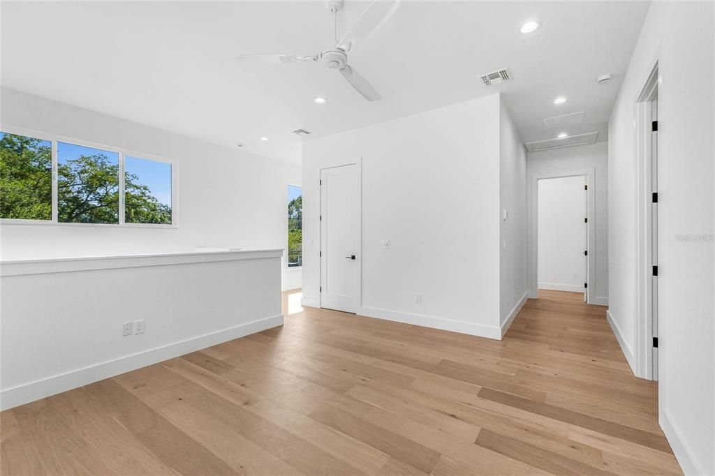 合同活跃: $1,600,000 (4 贝兹, 4 浴室, 4111 平方英尺)