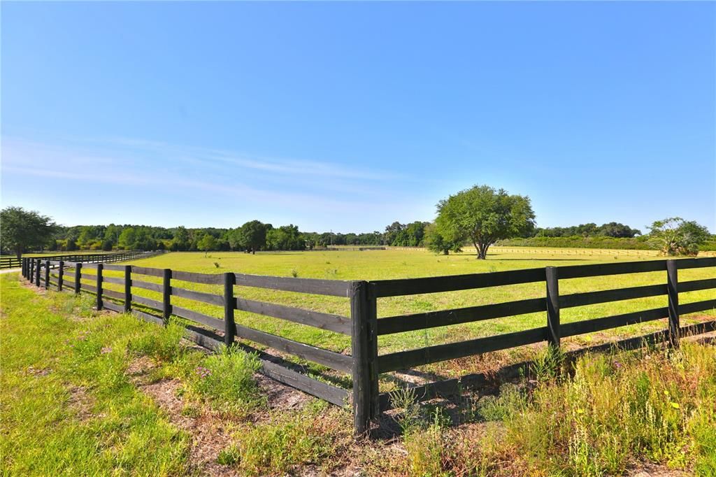 На продажу: $6,000,000 (2 спален, 2 ванн, 1458 Квадратных фут)