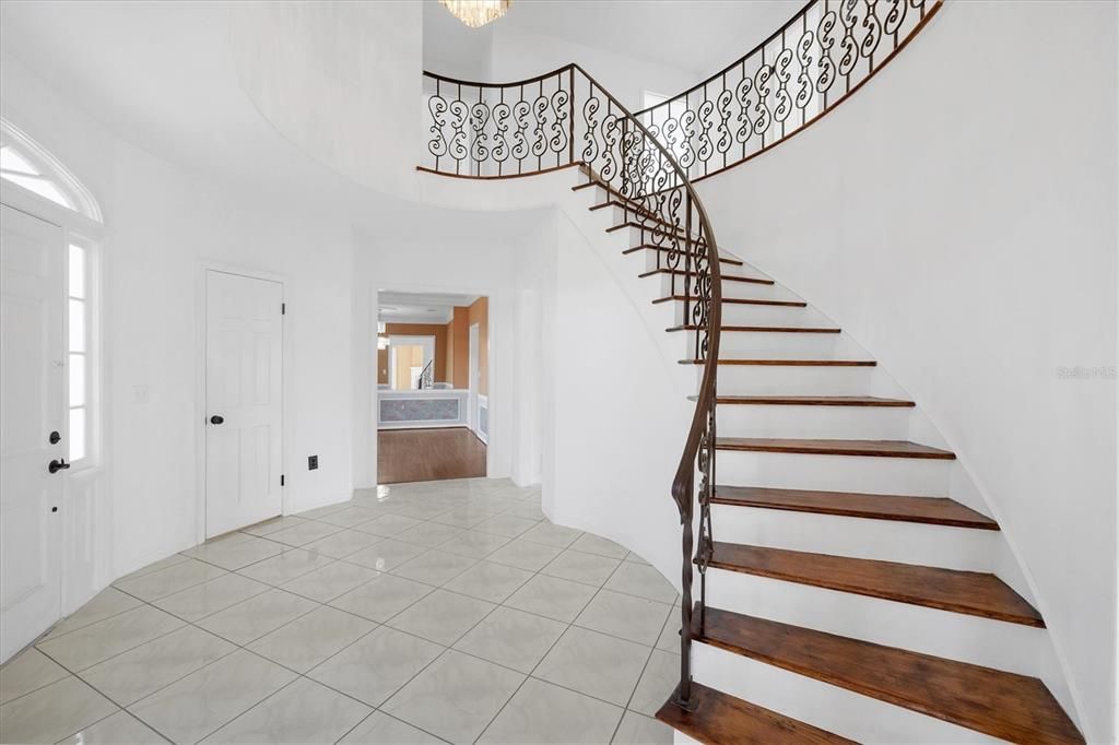 Activo con contrato: $739,900 (5 camas, 3 baños, 3299 Pies cuadrados)