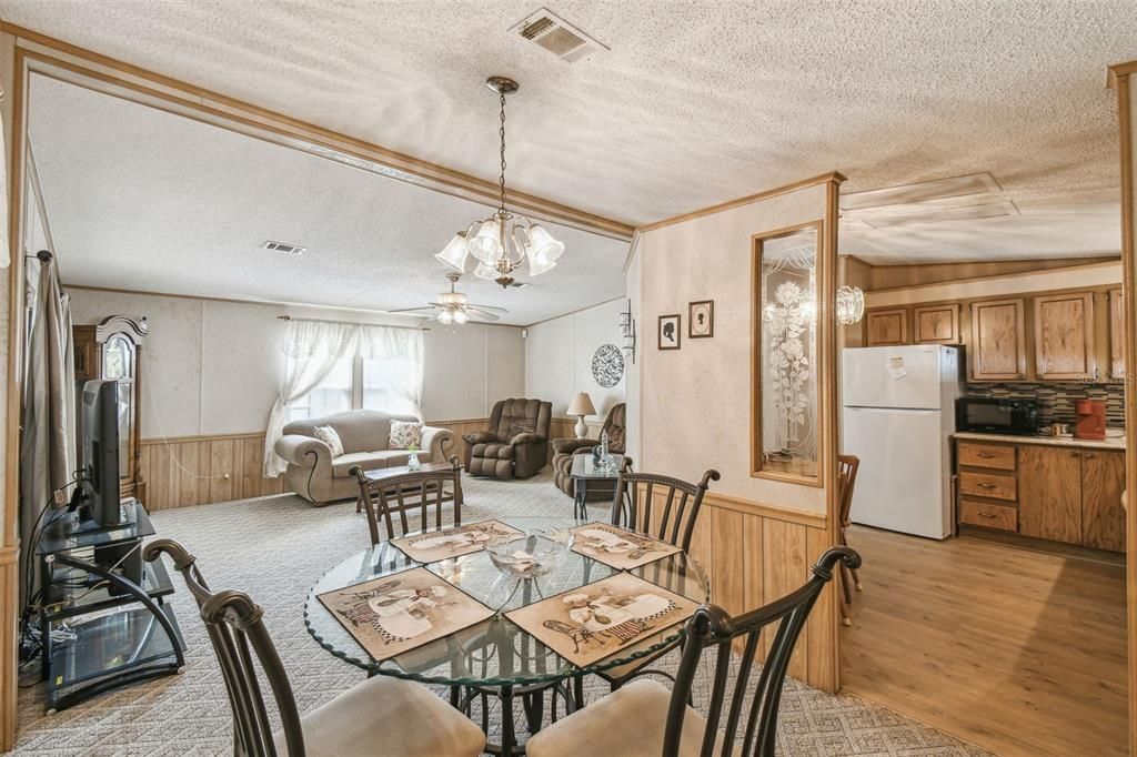 На продажу: $210,000 (2 спален, 2 ванн, 1144 Квадратных фут)