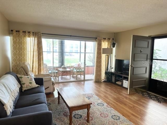 For Rent: $1,375 (1 beds, 1 baths, 700 Square Feet)